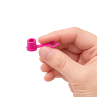 Violette Schmiernippelkappen mit Befestigungslasche