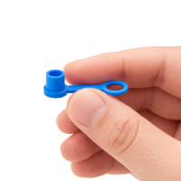 Blaue Schmiernippelkappen mit Befestigungslasche