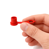 Rote Schmiernippelkappen mit Befestigungslasche