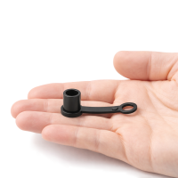 Schwarze Schmiernippelkappen mit Befestigungslasche